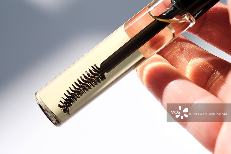 女性手中用于眉毛和睫毛的活肤精油图片素材