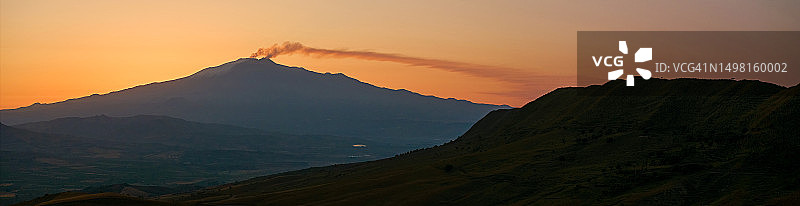 埃特纳火山日出全景，意大利西西里岛图片素材