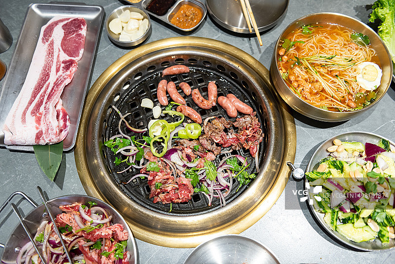 韩式烤肉：烤炉上的牛肉和猪肉全套图片素材