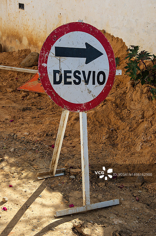 维修乡村街道上的西班牙语交通警告标志：绕行图片素材