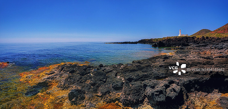 岛屿东北海岸的Baia dei conti灯塔图片素材
