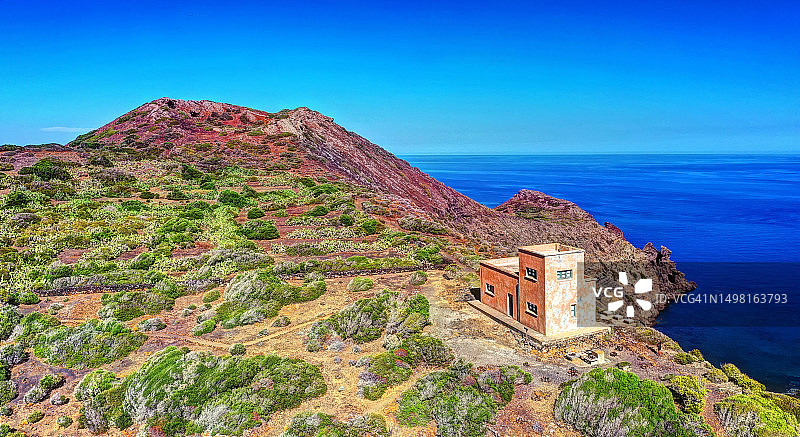利诺萨火山岛上的“蒙特武尔卡诺”火山口和废弃的观测点图片素材