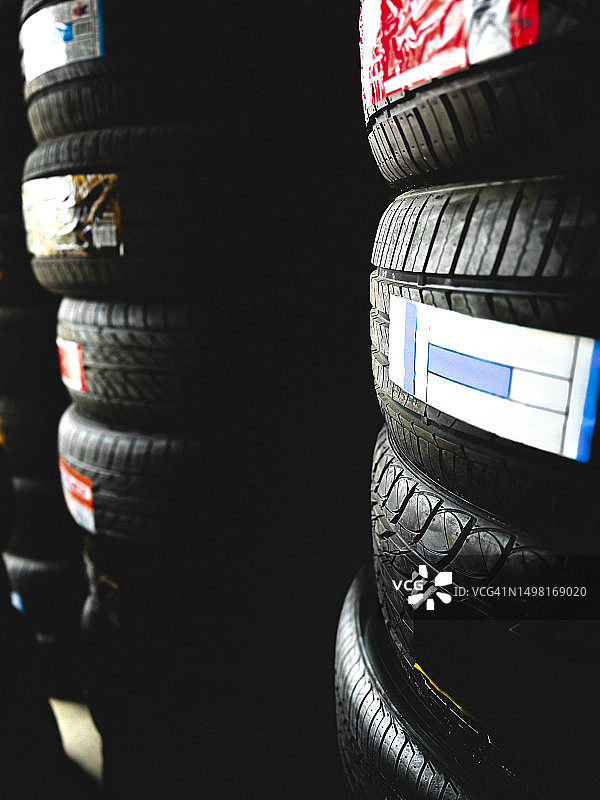 零售汽车修理店出售的成堆轮胎图片素材