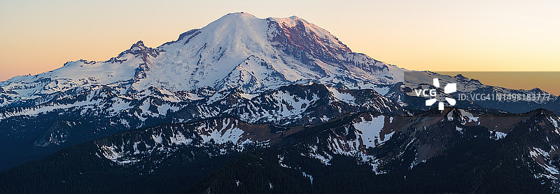 从西北方向拍摄的雷尼尔山日落光芒图片素材