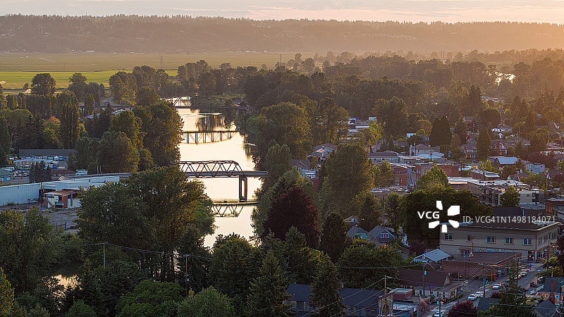 斯诺霍米什河与小镇日落航拍图片素材