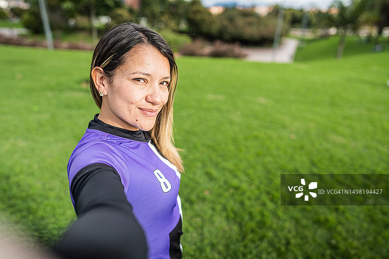 中年妇女在足球场自拍 - 摄像机视角图片素材