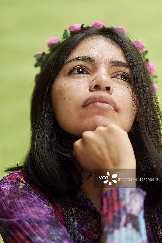 绿背景上的南美女性肖像图片素材