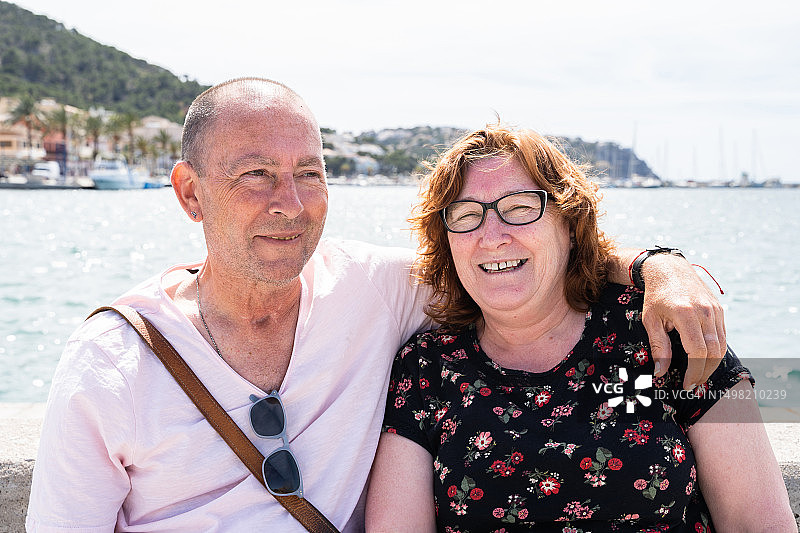 一对中年男女面带微笑地拥抱在一起图片素材