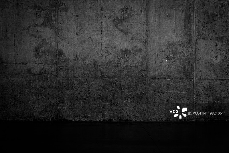 粗糙的深色混凝土墙和潮湿地面图片素材