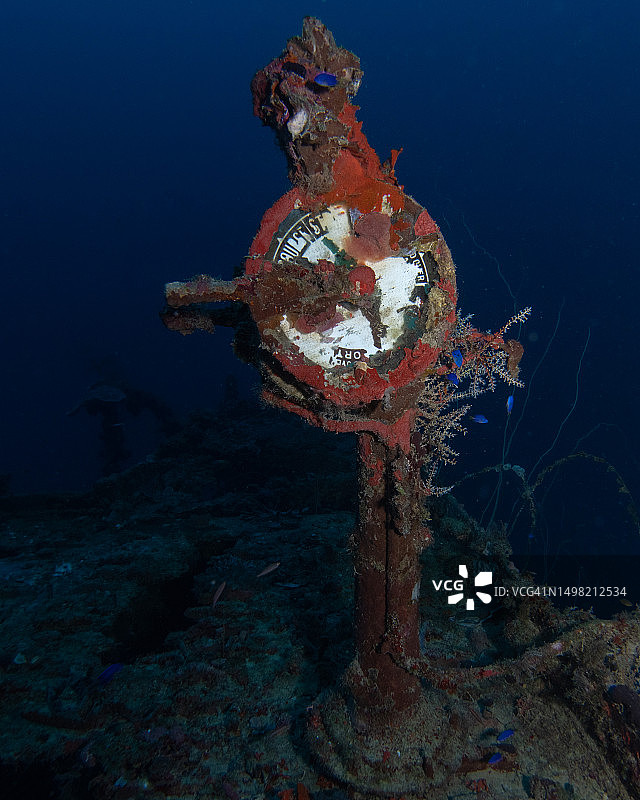 特鲁克泻湖二战沉船电报机图片素材