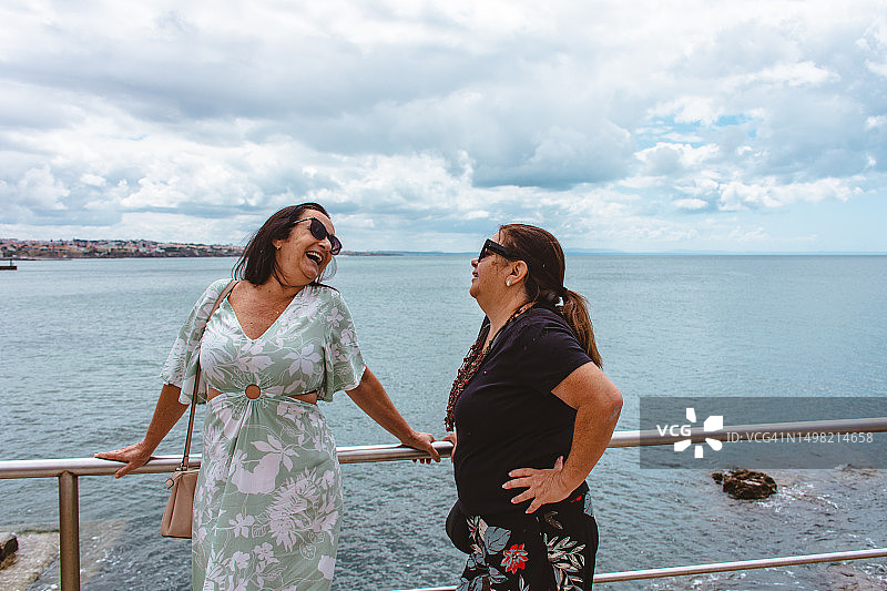 在卡斯卡伊斯海岸 bonding 的朋友们图片素材