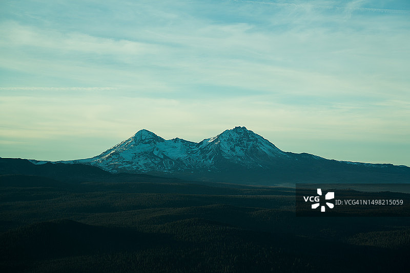 美国俄勒冈州本德市美丽的绿色草地和山地景观的风景轮廓图片素材