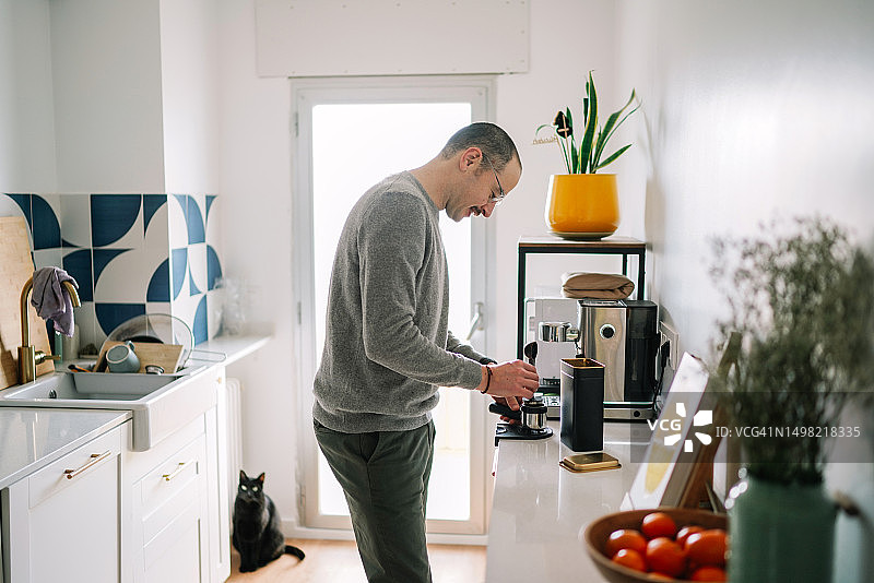 西班牙厨房制作咖啡场景图片素材