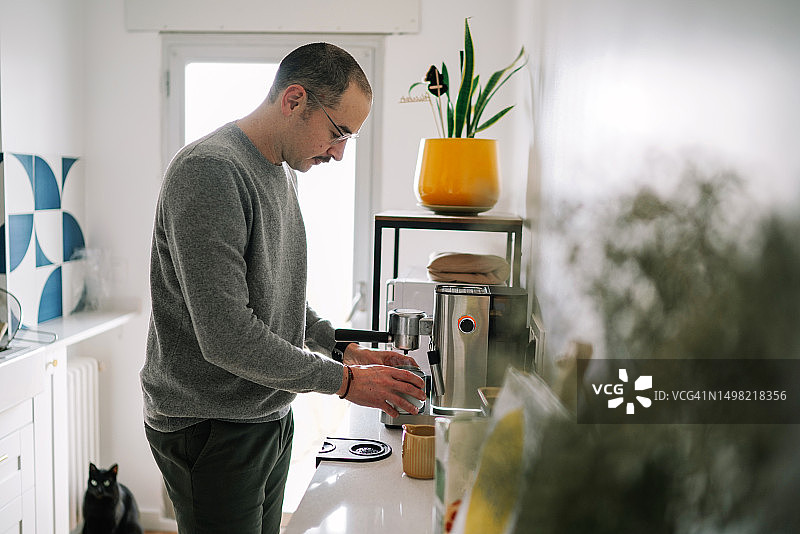 西班牙厨房制作咖啡场景图片素材