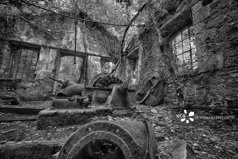 1893年废弃的水力发电站的HDR和柔焦图片素材