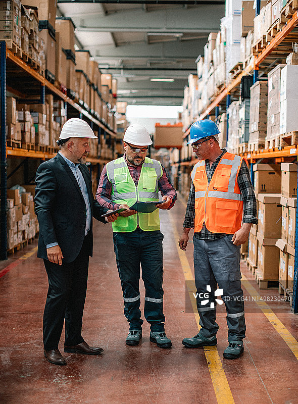 经理和工厂员工共同完成工作图片素材