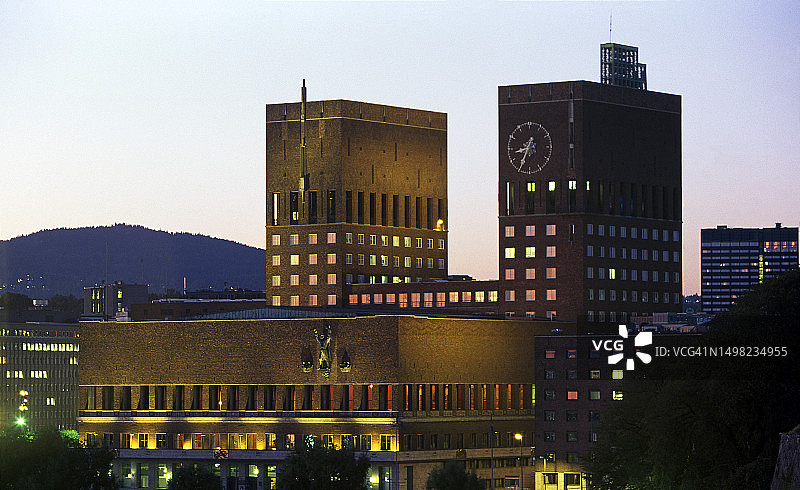 夜晚的奥斯陆市政厅图片素材