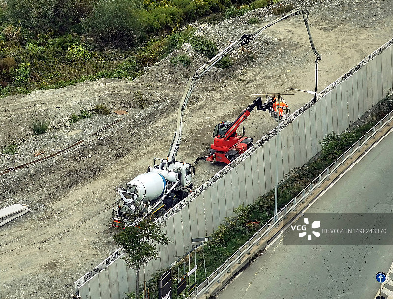 新道路施工现场的混凝土浇筑机图片素材