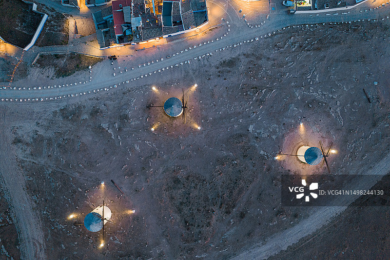 西班牙坎波德克里普塔纳古老风车群鸟瞰图图片素材