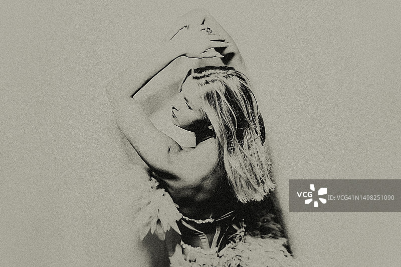 沉浸在音乐中图片素材