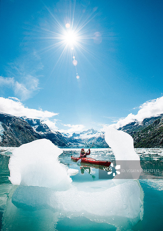 在冰川湾国家公园划皮划艇的女人，前景是冰山图片素材