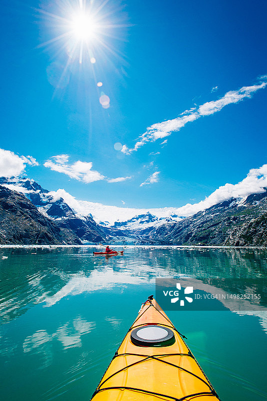 在冰川湾国家公园划皮划艇的女人，背景是冰川图片素材