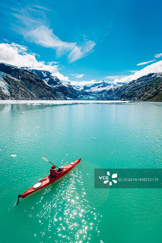 在冰川湾国家公园划皮划艇的女人，背景是冰川图片素材