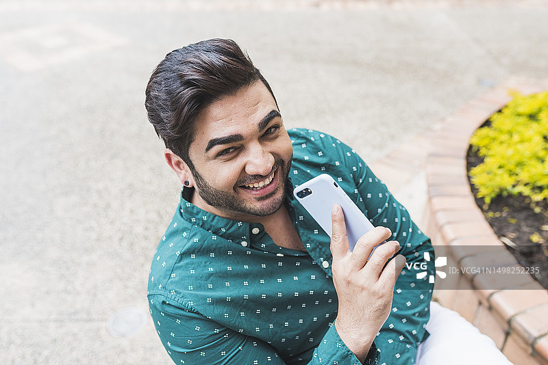 用智能手机聊天的英俊男人图片素材