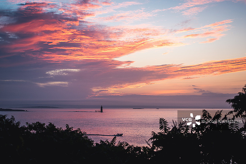 缅因州伊丽莎白角日出和离岸灯塔图片素材