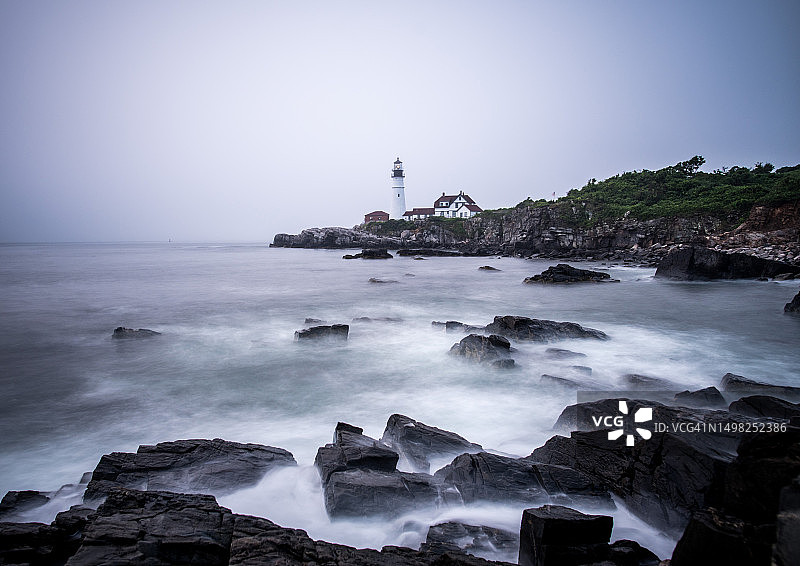 缅因州海岸波特兰灯塔的雾天清晨图片素材