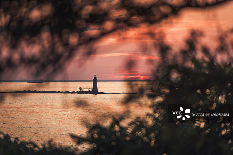 缅因州海岸岛屿灯塔上的日出图片素材