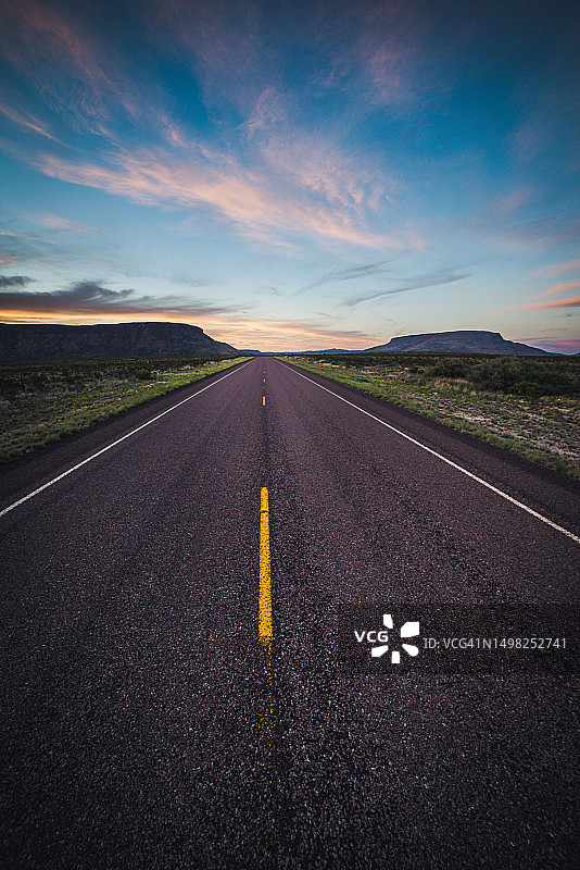 日落时分美国大弯国家公园的黄色标线路图片素材