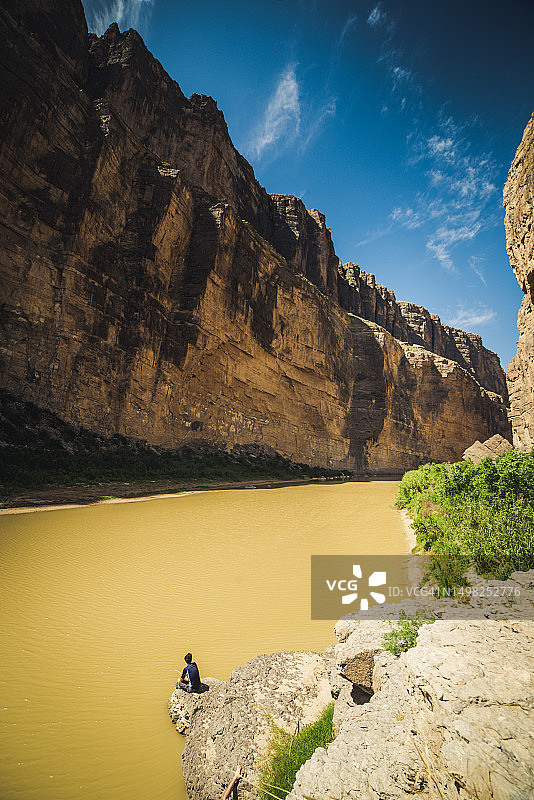 一人坐在格兰德河边缘的岩石上图片素材