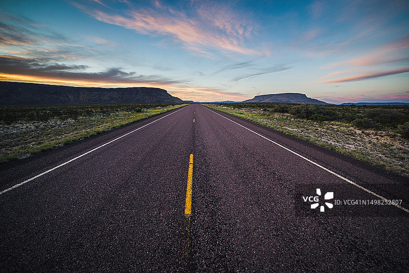 日落时分大本德国家公园内带黄色条纹的铺砌路图片素材