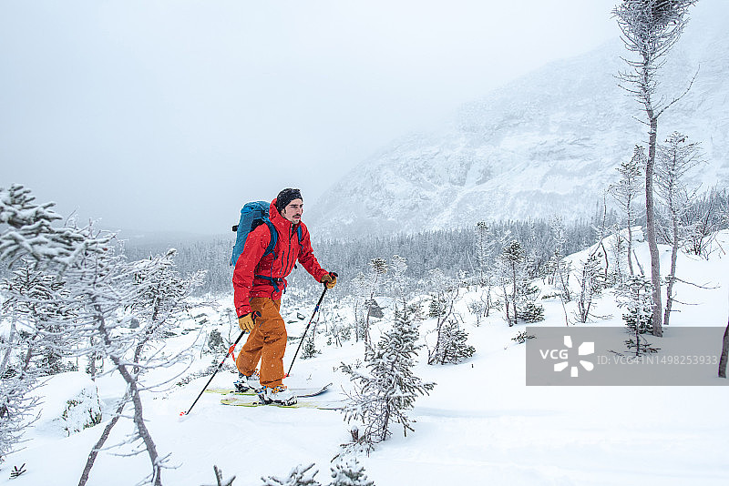 男子在高山乱石地中滑雪图片素材