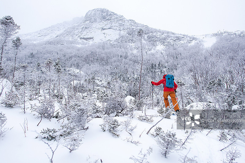 男子在高山乱石地中滑雪图片素材