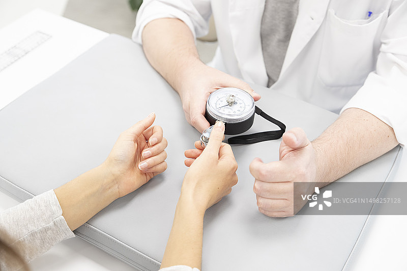 骨科医生评估单手手指的力量图片素材