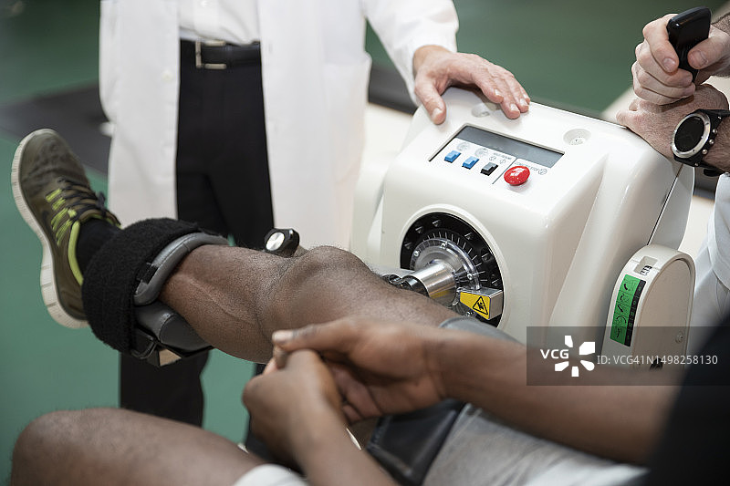 运动医生分析四头肌力量图片素材