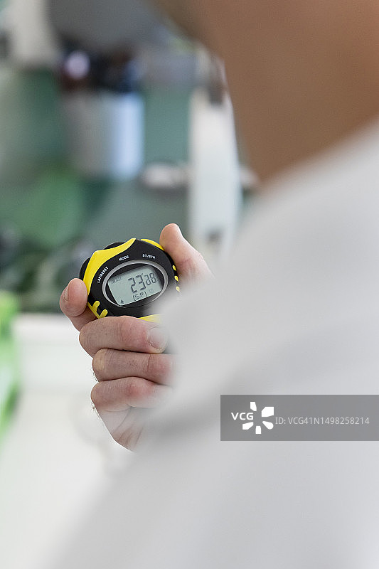 体能教练用秒表计时体能测试图片素材