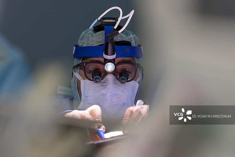 心脏外科医生正在进行心脏手术图片素材