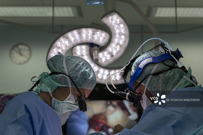 两位心脏外科医生为病人做手术图片素材