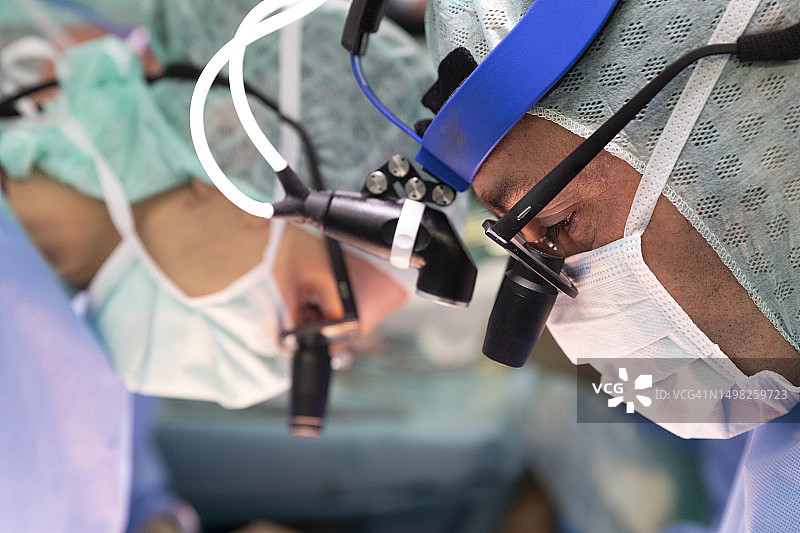 两名心脏外科医生进行外科手术图片素材