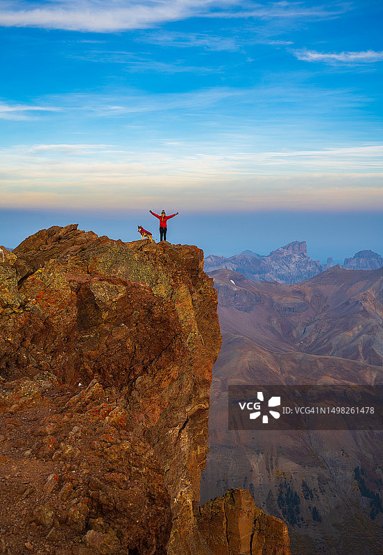 科罗拉多州Uncompahgre峰顶上胜利的女人和狗图片素材