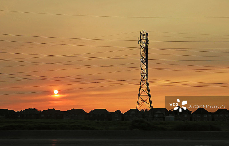 输电塔、电线和房屋剪影，夕阳背景图片素材