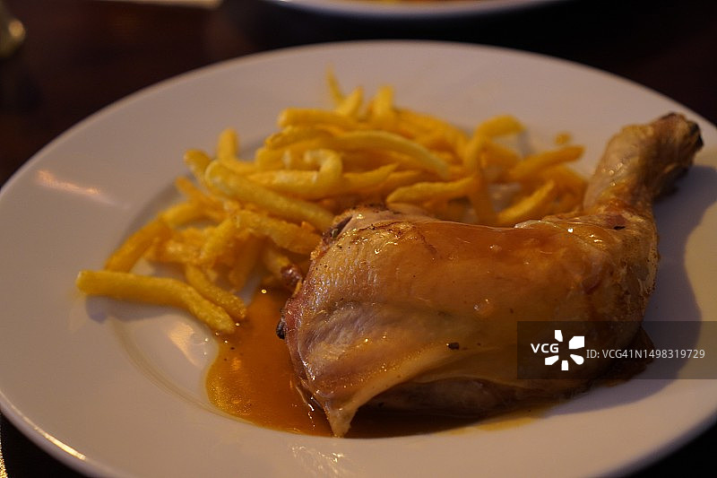 烤鸡肉和炸薯条图片素材