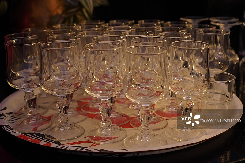 排列在托盘上的空香槟酒杯图片素材
