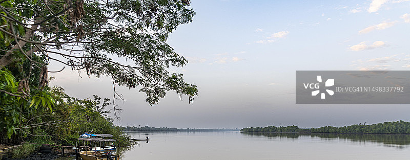 冈比亚河国家公园的晨光图片素材