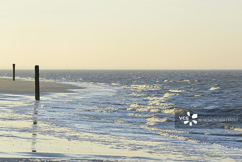 沙滩、海浪、边界桩，德国下萨克森州诺德奈岛东弗里西亚群岛北海图片素材