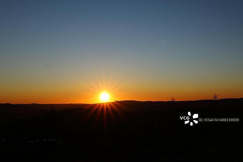 德国北莱茵-威斯特法伦州罗塔哈尔斯泰格小径的日落蓝调图片素材