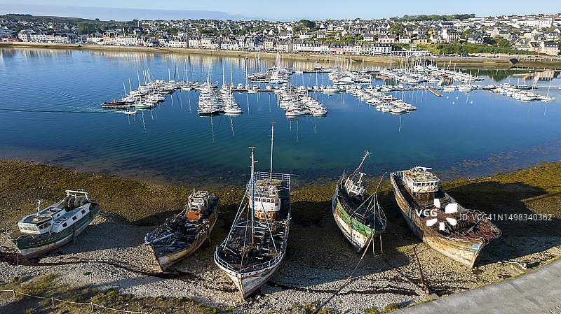 法国布列塔尼克罗宗半岛卡马雷港的沉船图片素材